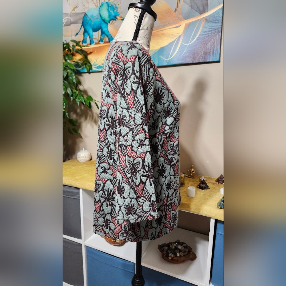 Cut Loose Medium Jacquard Textured Floral Print 3/4 Sleeve Boatneck Tee - Picture 5 of 9